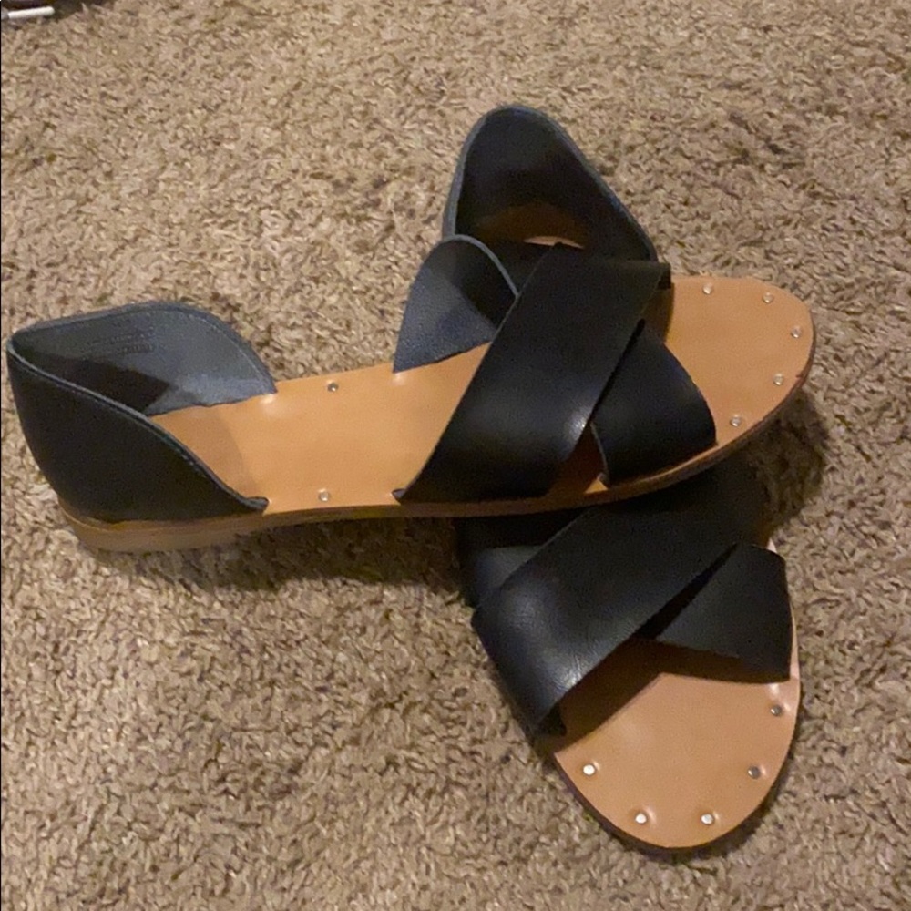 Universal thread flat sandals